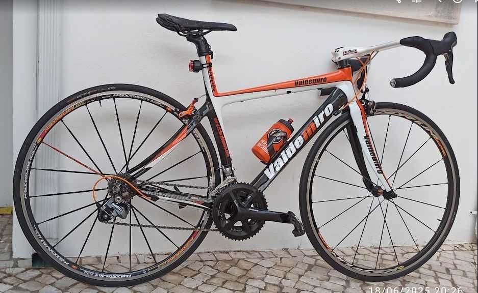Bicicleta de estrada em carbono VALDEMIRO