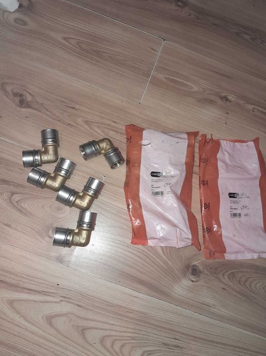 Mosiezne kolanka zaciskowe