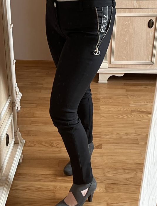 Spodnie czarne eleganckie do pracy cygaretki Valentino VLNT