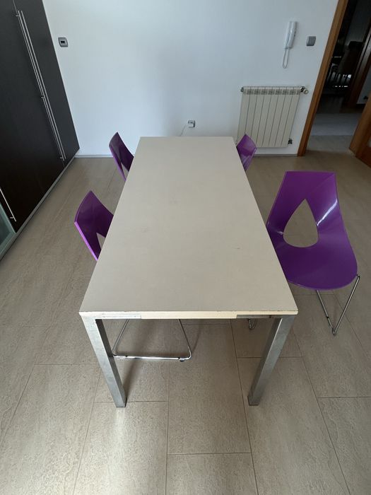 Mesa de cozinha com cadeiras