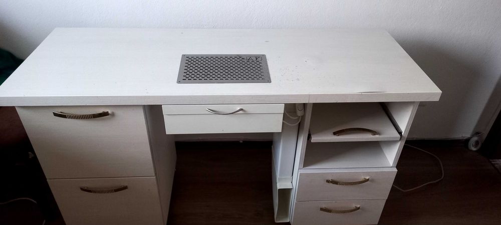 Stolik do robienia paznokci