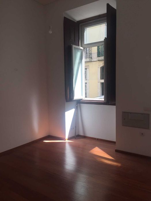 Alugo Loja no coração de Alfama – Rua do Barão