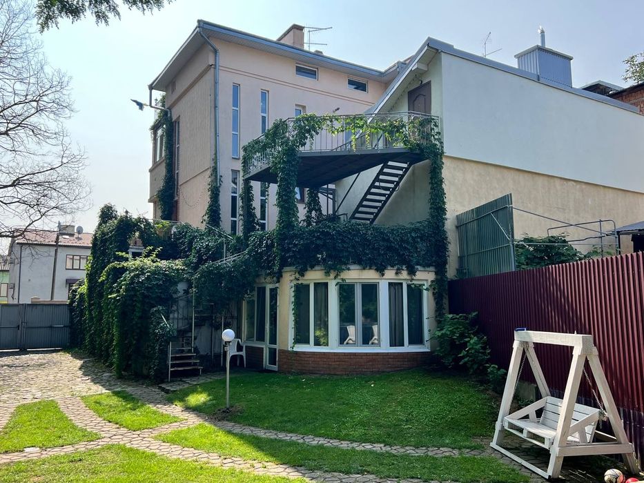 Квартира-бунгало в центрі з сауною та парковкою