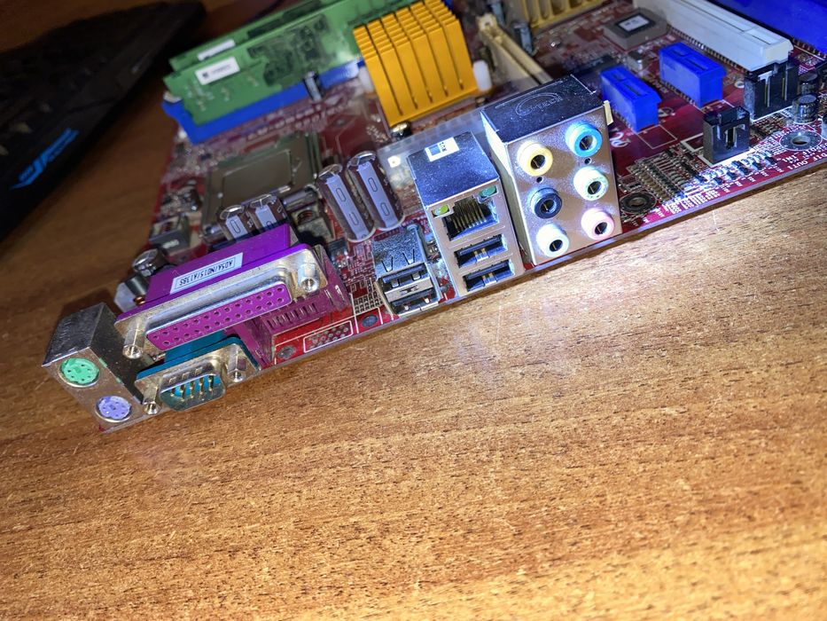 Материнская плата , с процесором и оперативной паматью