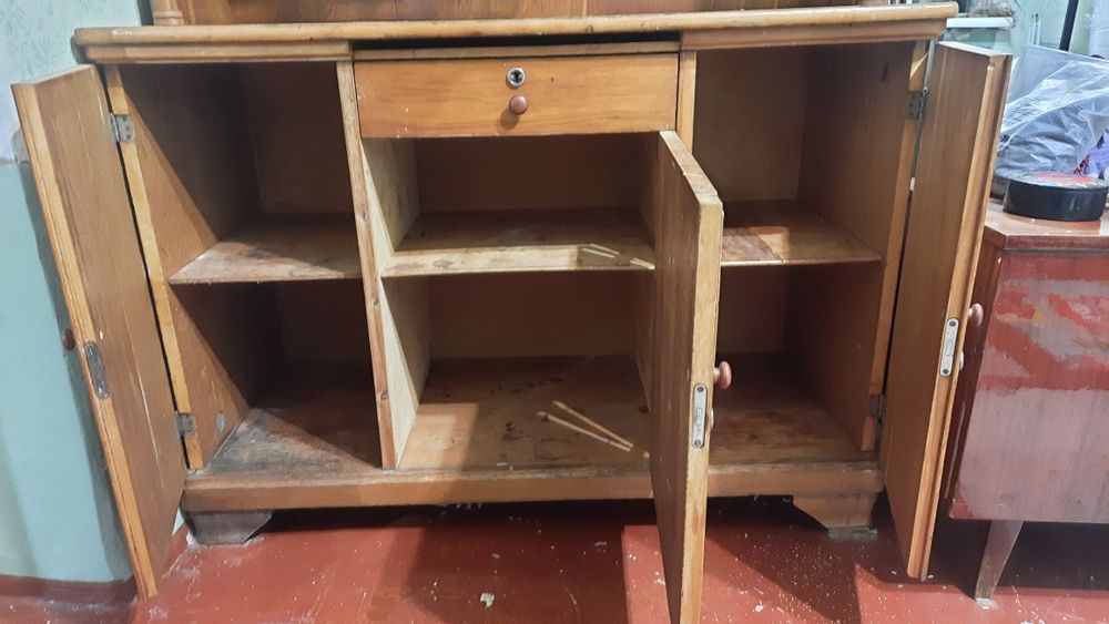 Старинный бюфет из натурального дерева