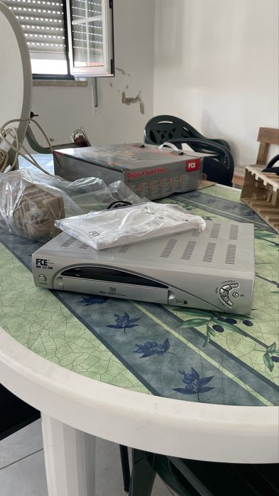 antena parabolia com recetor e suporte de parede