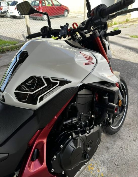 Cb 750 hornet 2024 com 9900km varios extras, com garantia