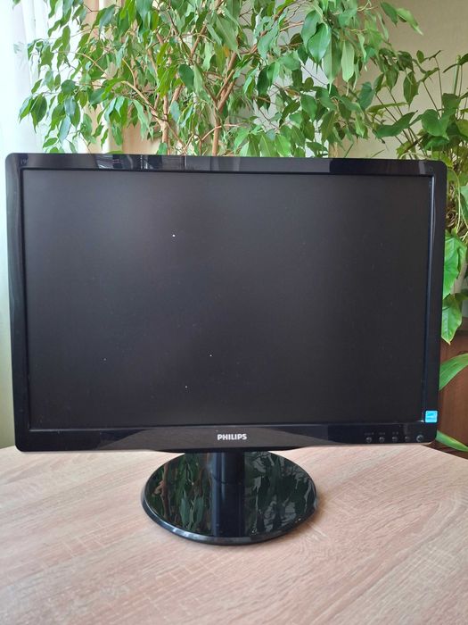 Монітор  Fhilips 190V4L  в  робочому  стані