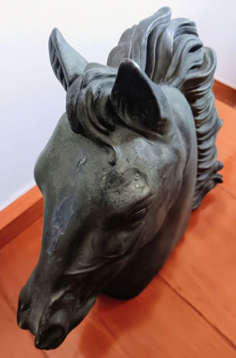Escultura de cabeça de cavalo em mármore e prata