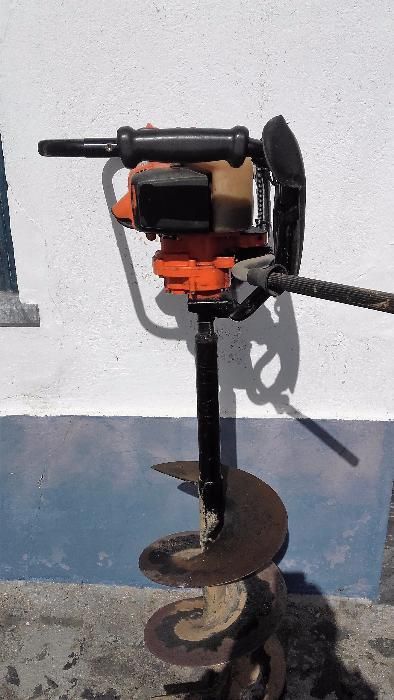 Furadora STHlL com broca de 300 mm, trabalhou 5 dias