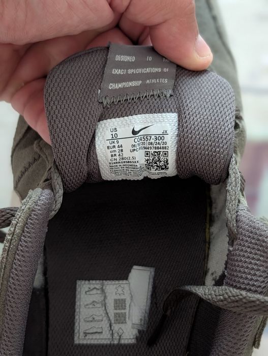 Vendo Nike Venture Runner em camurça, apresentando um tom verde seco (Twilight Marsh).