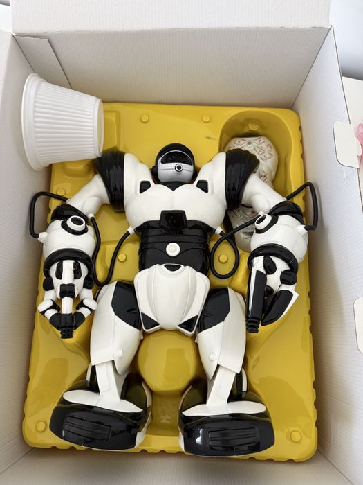 Robot zabawka  sterowany  pilotem