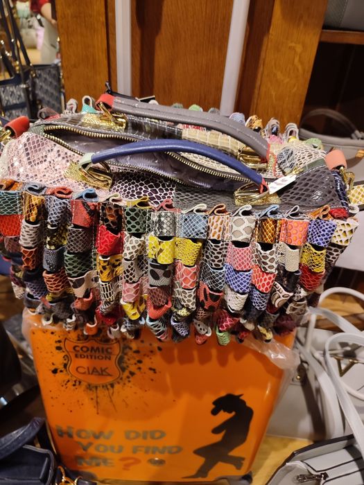 Продається шкіряна сумочка.