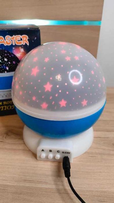 Projektor gwiazd, księżyca i nieba – obrotowa lampka nocna dla dzieci