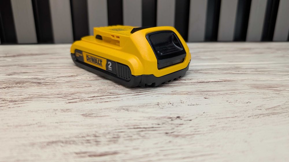 Акумулятор батарея DeWALT DCB203 2Ah