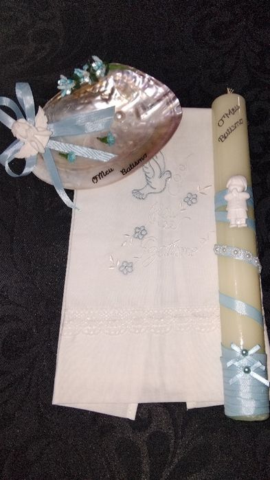 Conjunto para batismo, vela, concha e toalha.