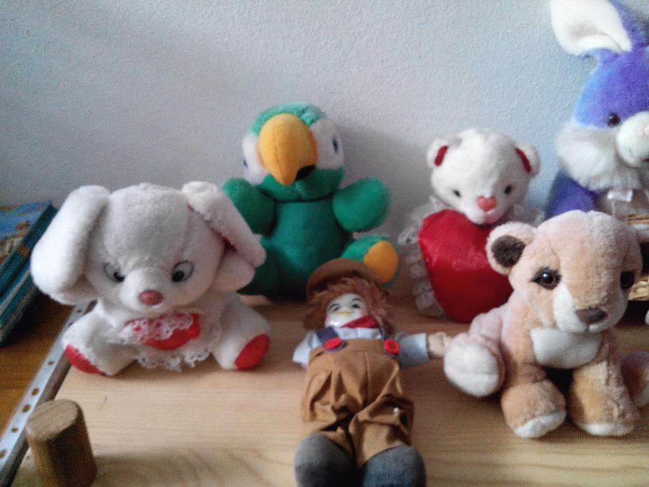 bonecas e peluches