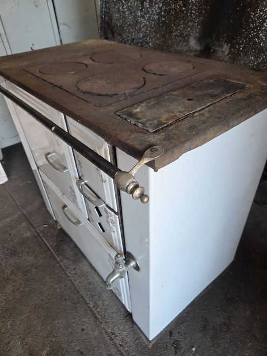 Fogão a lenha a precisar de restauro