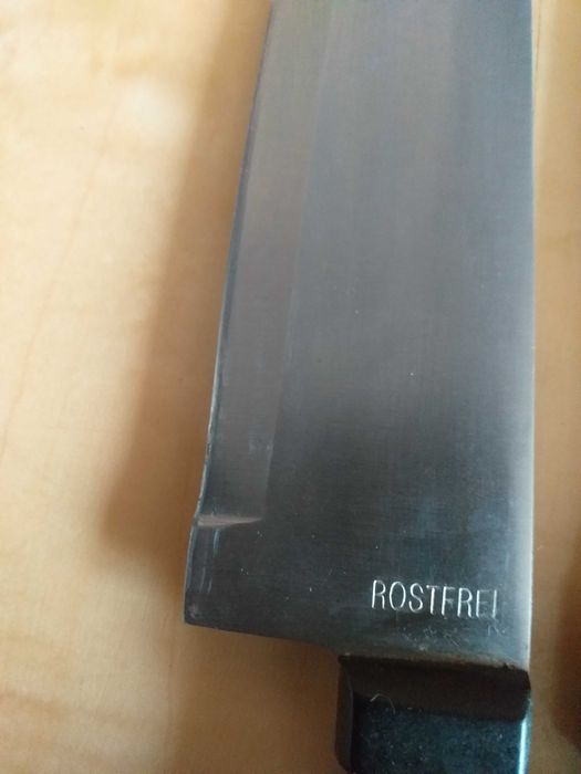 Noże w drewnianym stojaku, bloku ze stalową obudową