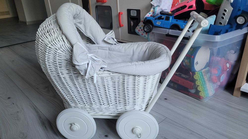 Wózek wiklinowy biały