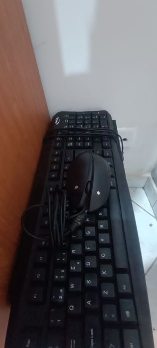 torre de PC com teclado rato e colunas