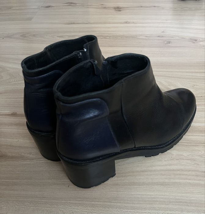 Czarne skórzane botki na słupku