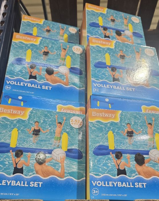 Várias piscinas de criança e brinquedos