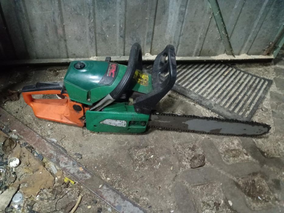 Piła      spalinowa