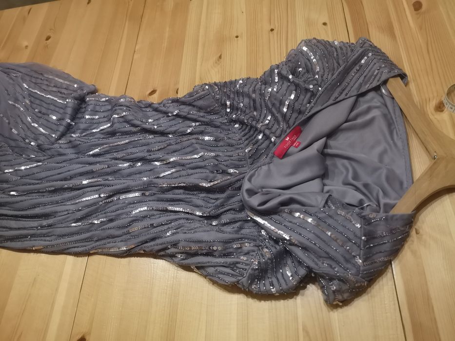 Piękna suknie balowa z cekinami sprzedam.