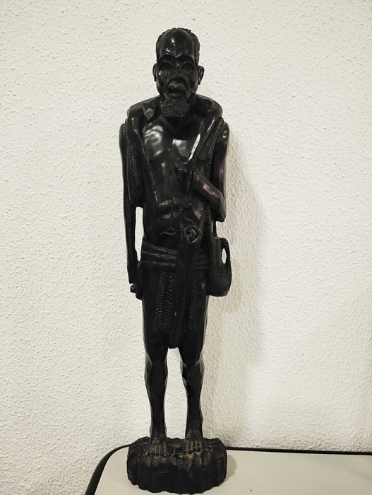 Escultura Africana em Madeira – Figura Tribal com Bastão