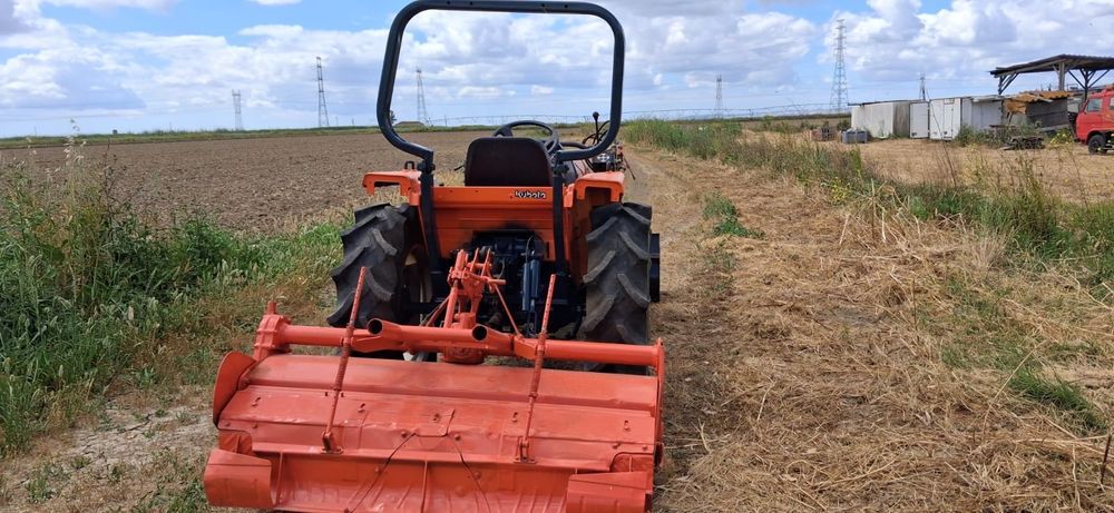 Tratror kubota com carregador frotal e frese