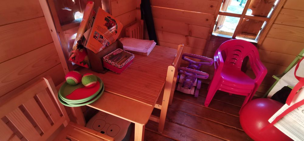 Domek drewniany zjezdzalnia i trampolina