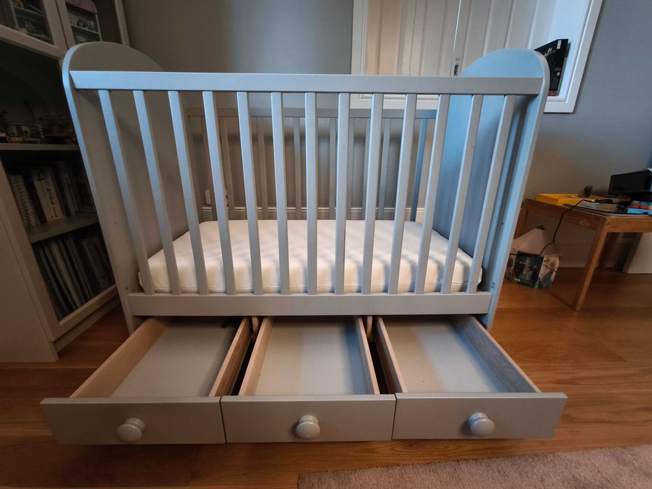 Berço IKEA cinza com gavetas e colchão