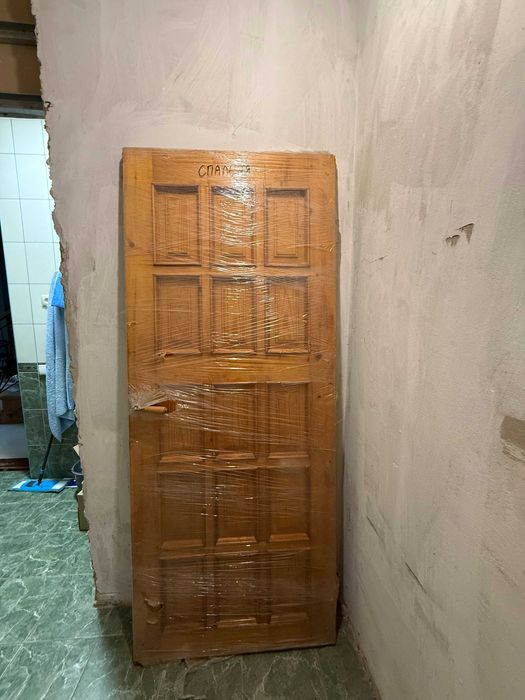 Дерев'яні двері з ручкою і петлями