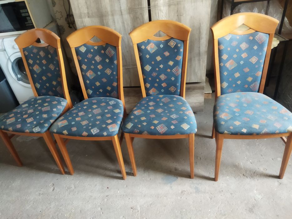 4 krzesła do stołu.