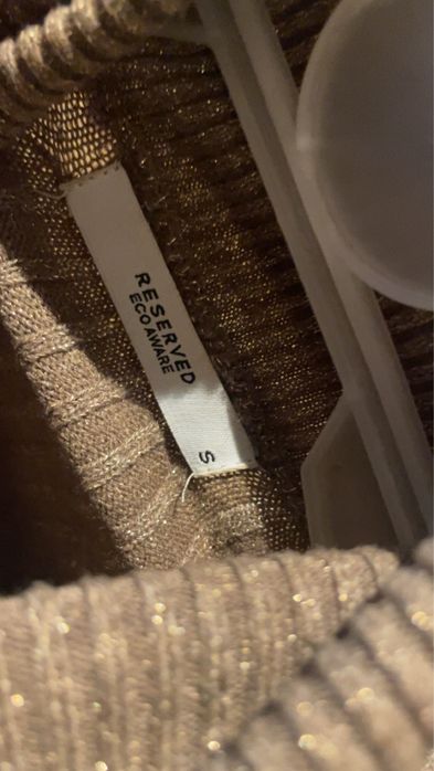 Golf brokatowy z wycięciami