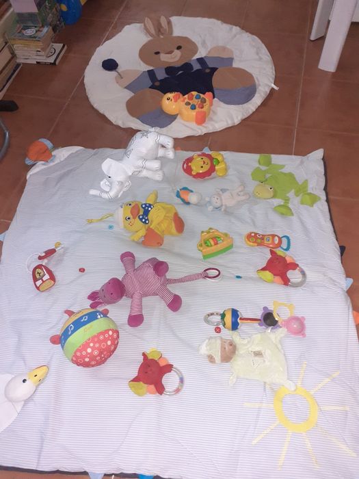 Muitos brinquedos de bebé e 2 mantinhas