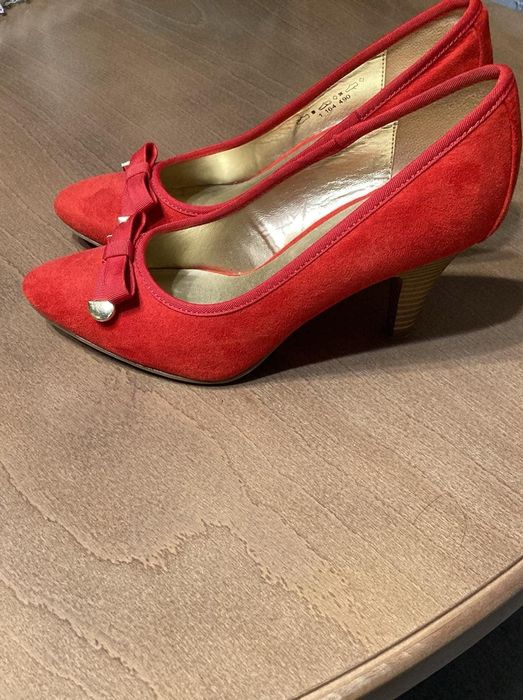 Czerwone zamszowe buty na obcasie Ariane