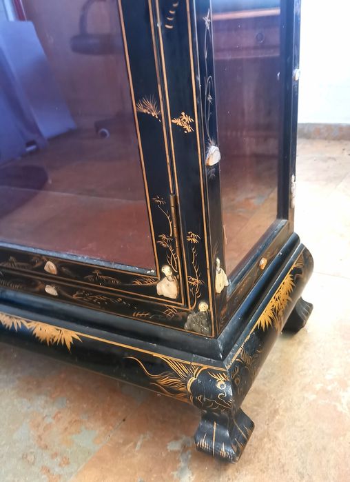 Vitrine em madeira e vidro estilo oriental