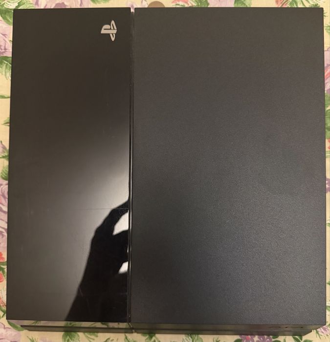 PS4 1TB + Comando + 7 Jogos