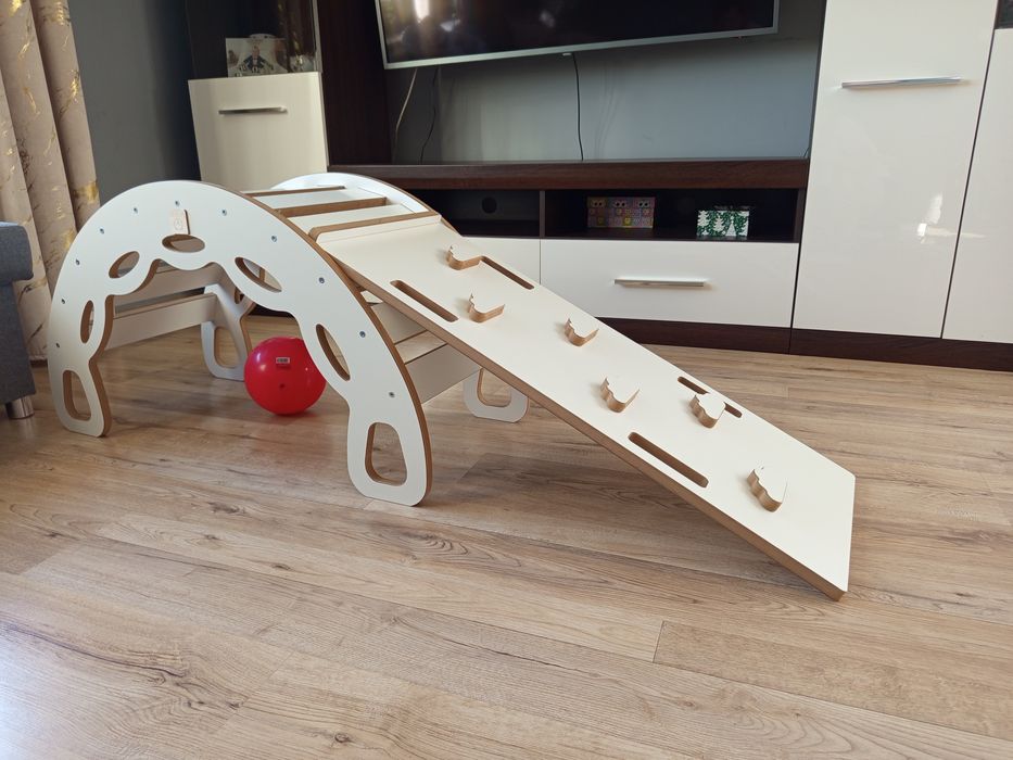 Bujak montessori z ścianką wspinaczkową i zjeżdżalnią