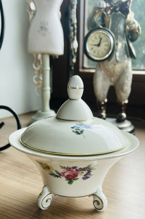 Limenau Graf von Jenneberg, porcelanowa bomboniera/cukernica lata miedzywojenne. 13 cm.