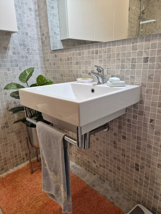 Vendo Lavatório c/torneira,  medidas 50cmx50cm