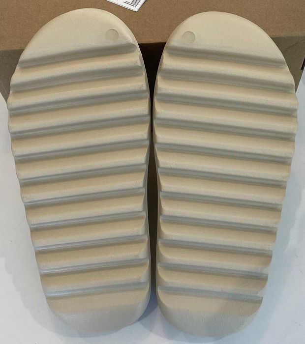 adidas Yeezy Slide / 38