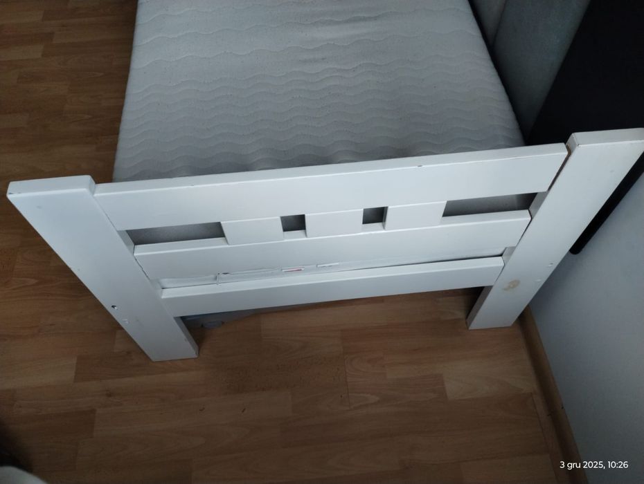 Drewniane łóżko młodzieżowe