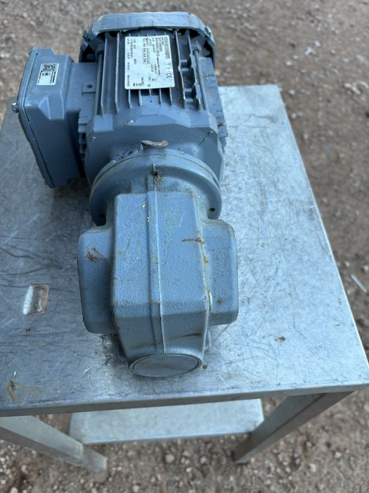 Motoreduktor 0,55  kw  107 obr