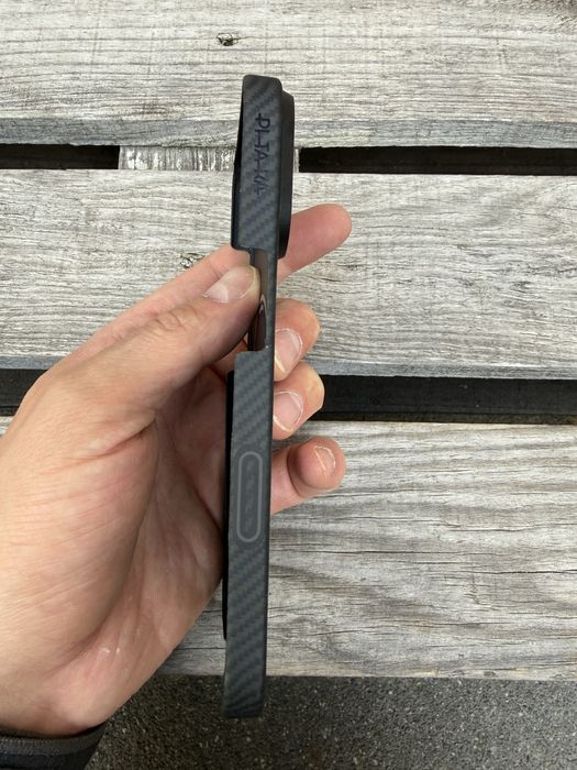 Продам Чехол Pitaka Ultra-Slim Twill Black/Grey для iPhone 17