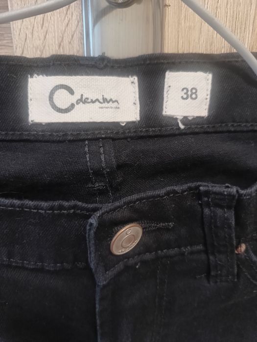 Damskie czarne klasyczne jeansowe spodnie marki Cubus 38/M