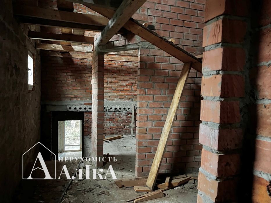 Продам великий будинок в серці Бакоти