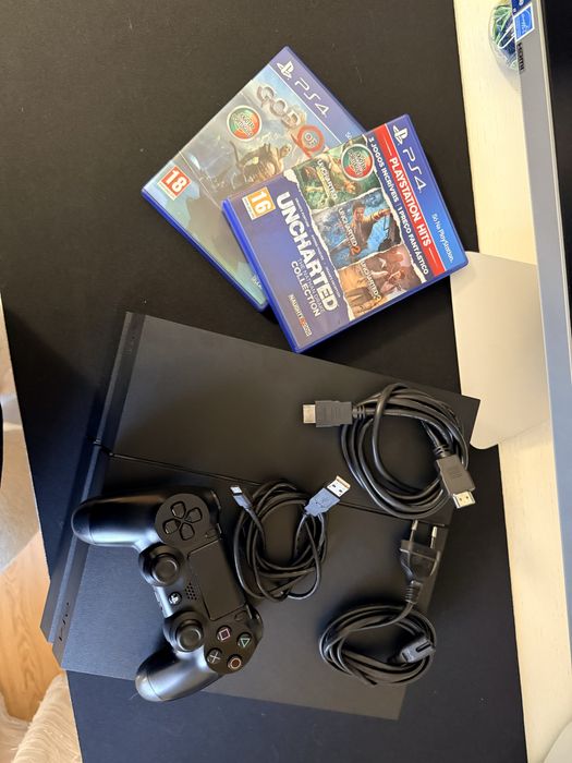 PS4 + Comando + Jogos (God of War e Uncharted)